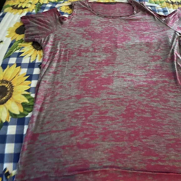 Ladies size 3X top. Peekaboo sleeves. - Picture 5 of 11